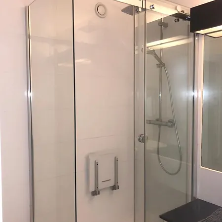 D'une Avec Terrasse Amenagee Et Wifi A Les Moulineaux Daire