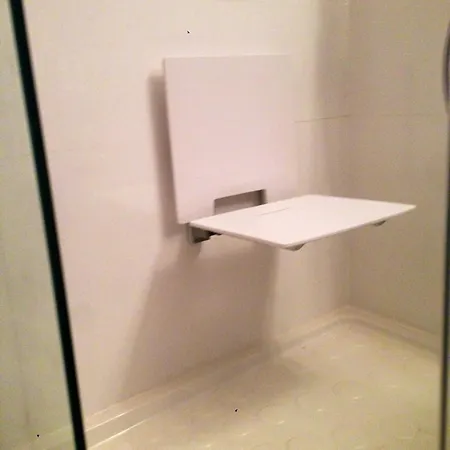 D'une Avec Terrasse Amenagee Et Wifi A Les Moulineaux *